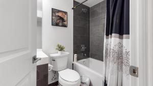 Prime Location 1BR with Queen Bed - Near Dundas Square