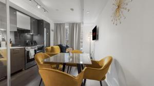 Prime Location 1BR with Queen Bed - Near Dundas Square