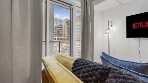 Prime Location 1BR with Queen Bed - Near Dundas Square