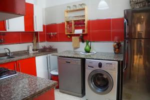 Appartement moderne avec piscine privée à 2 min de la corniche