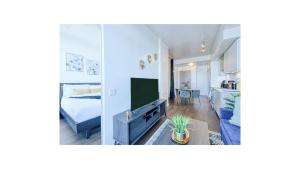 The Cozy Flex 1BR and Den Suite - Prime Location