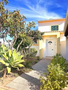House with Pool 5min Walk to Alemães Beach by BeCherish
