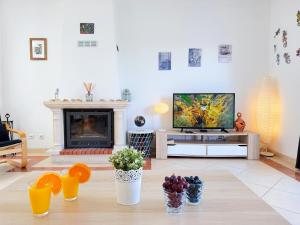 House with Pool 5min Walk to Alemães Beach by BeCherish