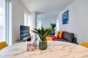 Modern 2BR Suite with 2 Queen Beds - Downtown Toronto