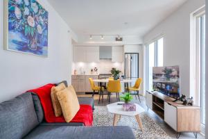 Modern 2BR Suite with 2 Queen Beds - Downtown Toronto