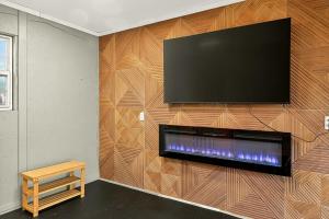 Glow Golf Retreat- Hot Tub - Sauna- Swing Fire Pit
