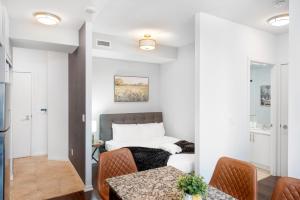 Elevate Living Queen Trio Suite - Downtown