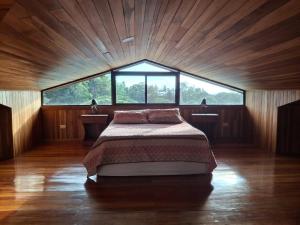 Spacious Monteverde Bird-Watchers Home