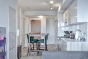 Chic 2BR Suite - Sleeps 6 - Prime Location!