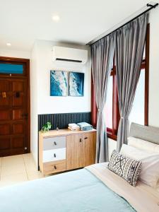 Casa Gong Jimbaran Spacious 5BR Oasis with Pool Rooftop near GWK