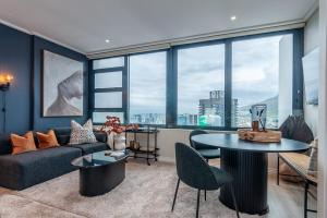 Stylish 31st Floor Studio with Epic City Views