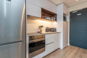 Stylish 31st Floor Studio with Epic City Views