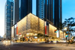 BGC 1BR, Steps to Mitsukoshi & Uptown Malls, 300Mbps Fiber 12Q