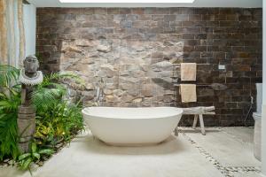 Villa Papiya - Luxurious 4BR Haven in Seminyak