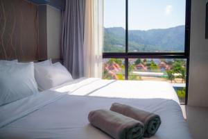 Kamala Resort 1BR Rooftop Pools Sky Bar Gym