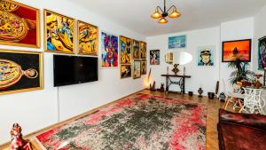 Central Art Apartment with Treasure Hunt, Free Parking & Self Check-In