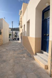 Bright Authentic Cycladic Home, Walk to Ermoupoli Center