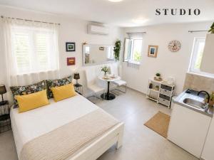 Sunshower apartment and studio