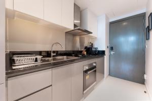 Free housekeeping visits during your stay - StayShort - Studio in Business Bay with Modern Amenities that Sleeps 4