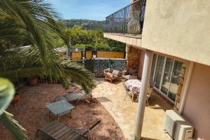 Apartment with garden and palm trees