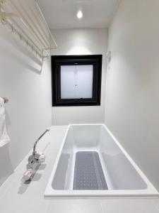 ROKU GRKU2 Newly Renovated Japanese-Modern Duplex, 3 Bedrooms, 2 King Beds and 3 Single Beds, 2 Showers and 2 Toilets, 5 Min to Iriya, Sleeps 7hs