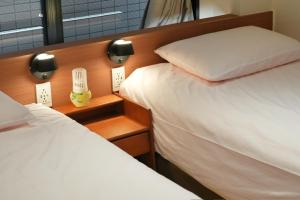 ROKU GRKU2 Newly Renovated Japanese-Modern Duplex, 3 Bedrooms, 2 King Beds and 3 Single Beds, 2 Showers and 2 Toilets, 5 Min to Iriya, Sleeps 7hs