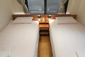 ROKU GRKU2 Newly Renovated Japanese-Modern Duplex, 3 Bedrooms, 2 King Beds and 3 Single Beds, 2 Showers and 2 Toilets, 5 Min to Iriya, Sleeps 7hs