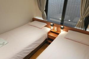 ROKU GRKU2 Newly Renovated Japanese-Modern Duplex, 3 Bedrooms, 2 King Beds and 3 Single Beds, 2 Showers and 2 Toilets, 5 Min to Iriya, Sleeps 7hs