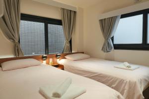 ROKU GRKU2 Newly Renovated Japanese-Modern Duplex, 3 Bedrooms, 2 King Beds and 3 Single Beds, 2 Showers and 2 Toilets, 5 Min to Iriya, Sleeps 7hs