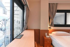 ROKU GRKU2 Newly Renovated Japanese-Modern Duplex, 3 Bedrooms, 2 King Beds and 3 Single Beds, 2 Showers and 2 Toilets, 5 Min to Iriya, Sleeps 7hs