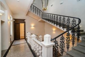 Elegant design 2BDR Apartment in prime location