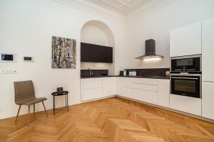 Elegant design 2BDR Apartment in prime location
