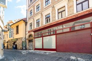 Elegant design 2BDR Apartment in prime location