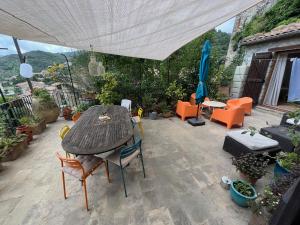 Vaste maison de famille entre forêt et rivière