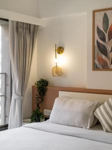 Evara 1BHK in Khar W by Square One Stays