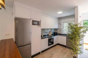 Casa Faro, Apartment with private rooftop terrace, 5 minutes from La Viborilla beach, Benalmádena