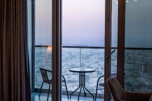 Aarna Signature stays - Stay Elevated -Spacious 3-BR Apartment with Stunning Burj View