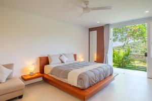 Cozy hilltop villa with sea view