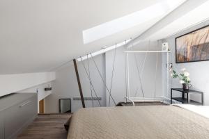 Stylish Paupys Loft with Balcony & View with free Parking