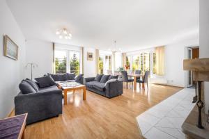 Vila s vnitrnim bazenem a tenisovym kurtem