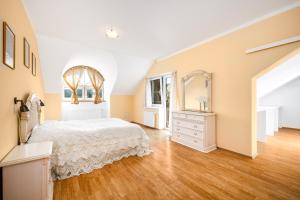 Vila s vnitrnim bazenem a tenisovym kurtem