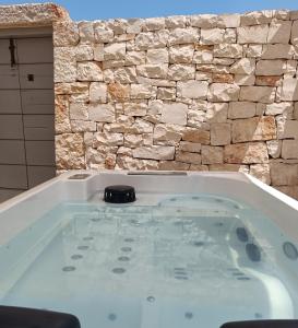 Trullo Soave Suite - outdoor jacuzzi