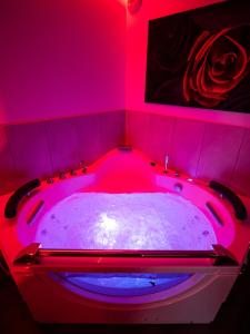 Nuit Défendue - Jacuzzi, sauna & expérience intime avec pièce secrète