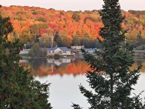 Lake Front Cottage 4 Bedrooms and Four washrooms Sleeps 16