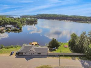 Lake Front Cottage 4 Bedrooms and Four washrooms Sleeps 16