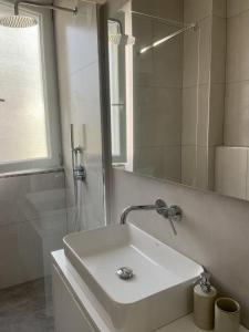 New apartment, 15 mins from the airport