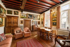 17th-Century Townhouse 200m from Market Square
