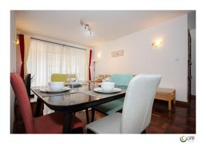 RIVERSIDE Warm 2BR for Business & Family by ORAK