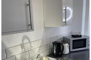 Apartment Sleeps 2 - Free Street Parking