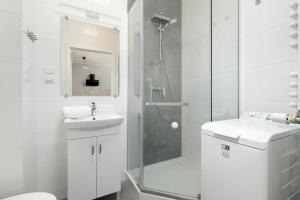 Bright Apartment in Poznań with Parking, Balcony and Desk by Noclegi Renters